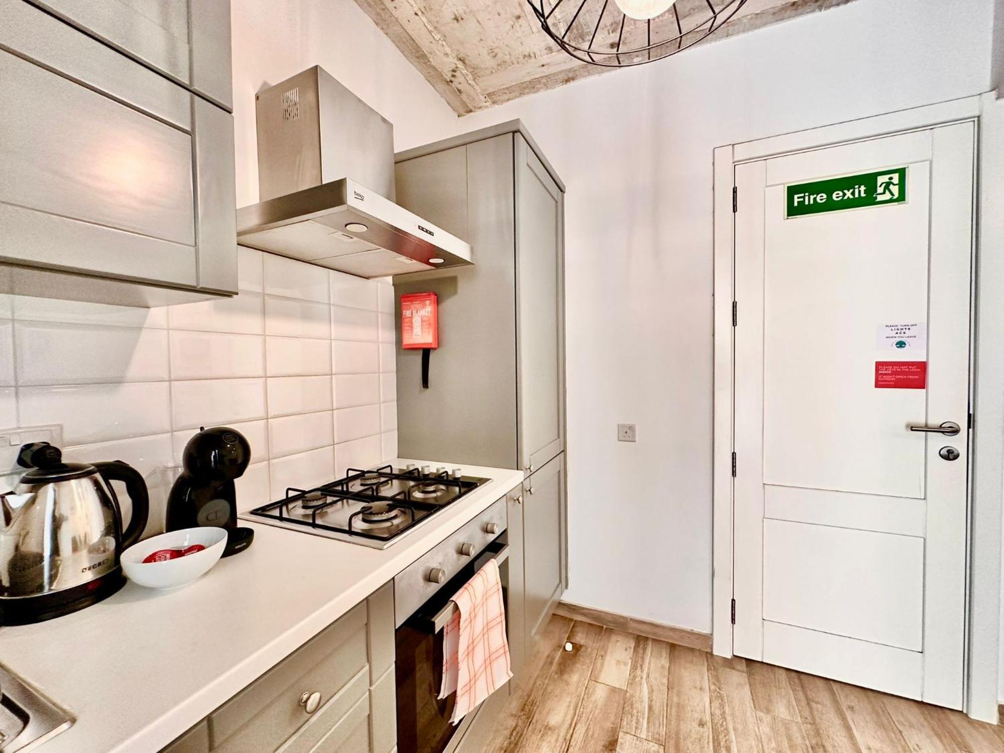 Apartament Charming Retreat Off The Sea Front *