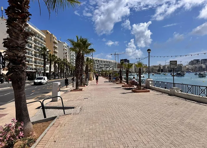 Charming Retreat Off The Sea Front