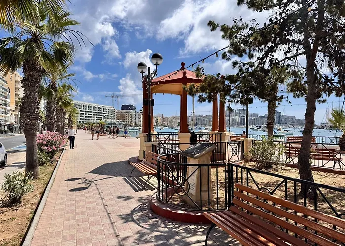 Charming Retreat Off The Sea Front
