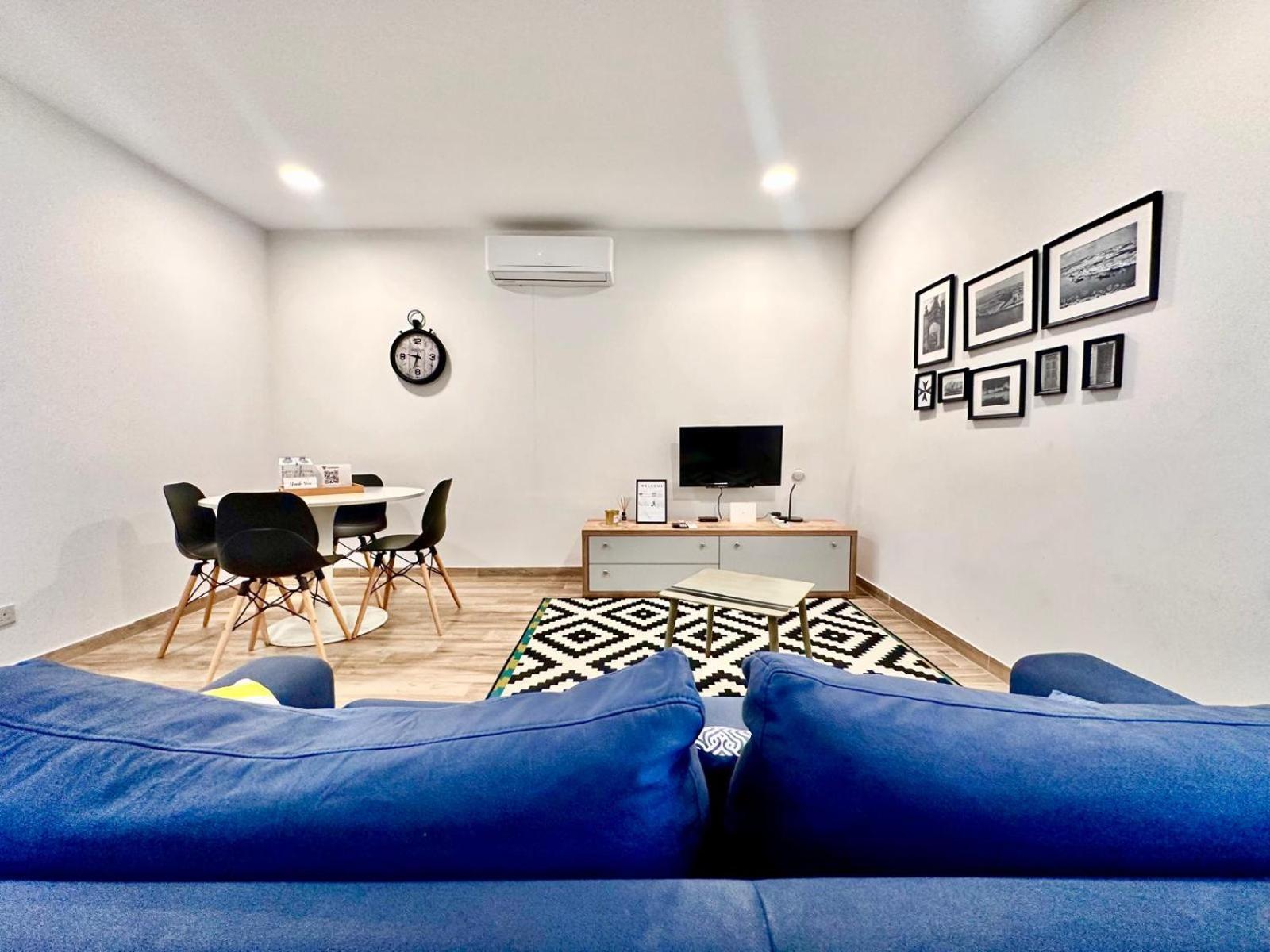 Charming Retreat Off The Sea Front *